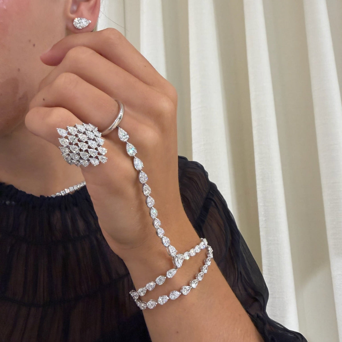 Chandelier pear ring WG