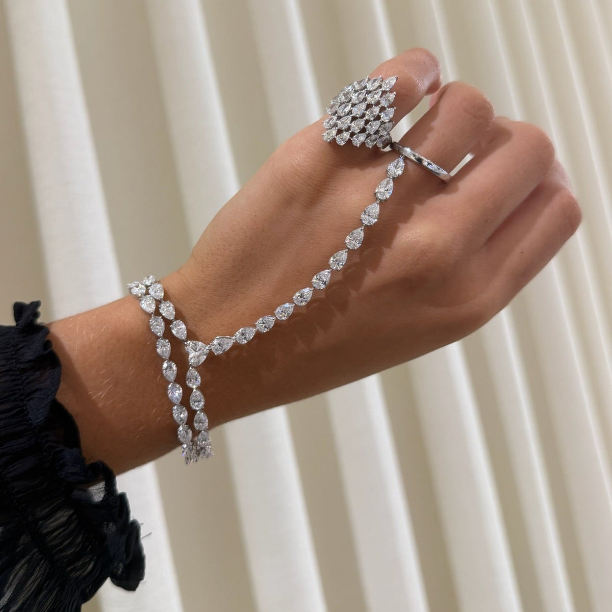Chandelier pear ring WG