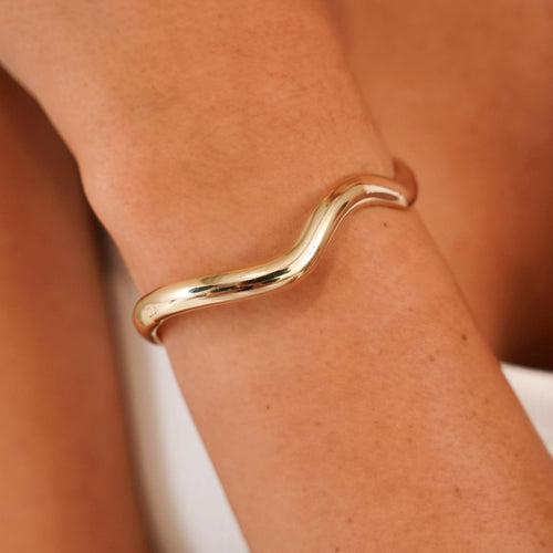 Welle Wavy Diamond Bangle Bracelet 