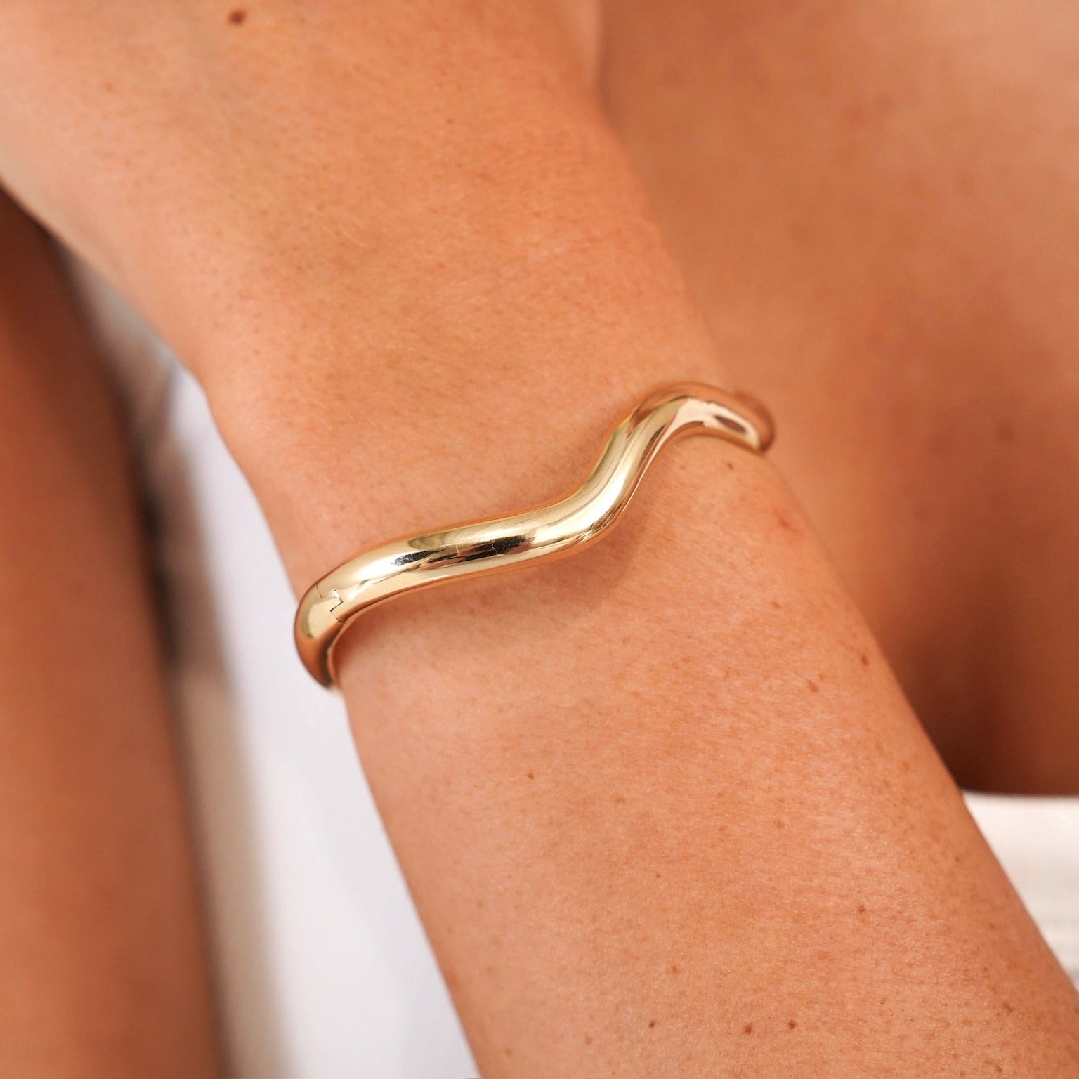 Welle Wavy Polished Gold Bangle Bracelet – RWFJ