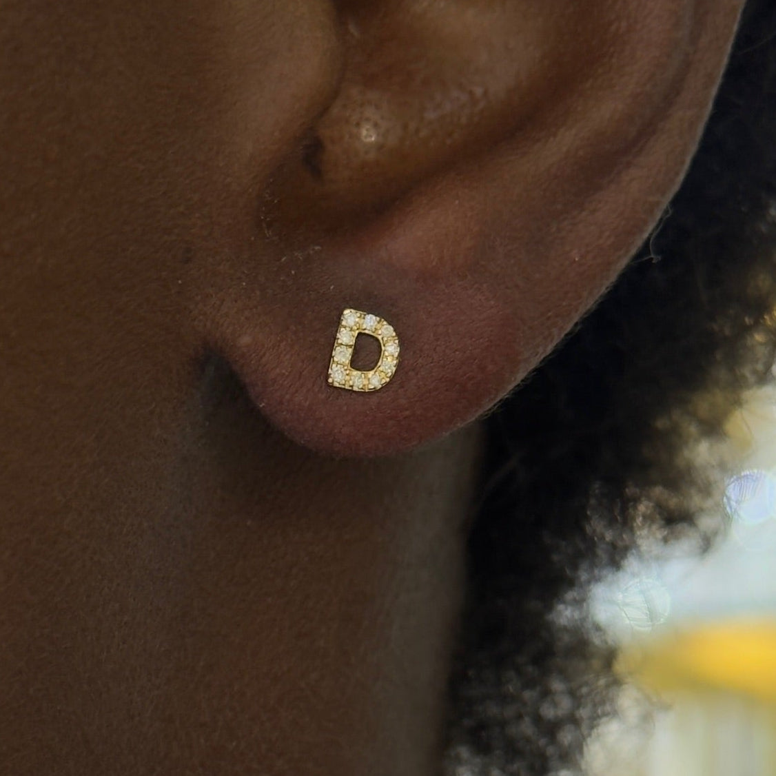 initial studs D