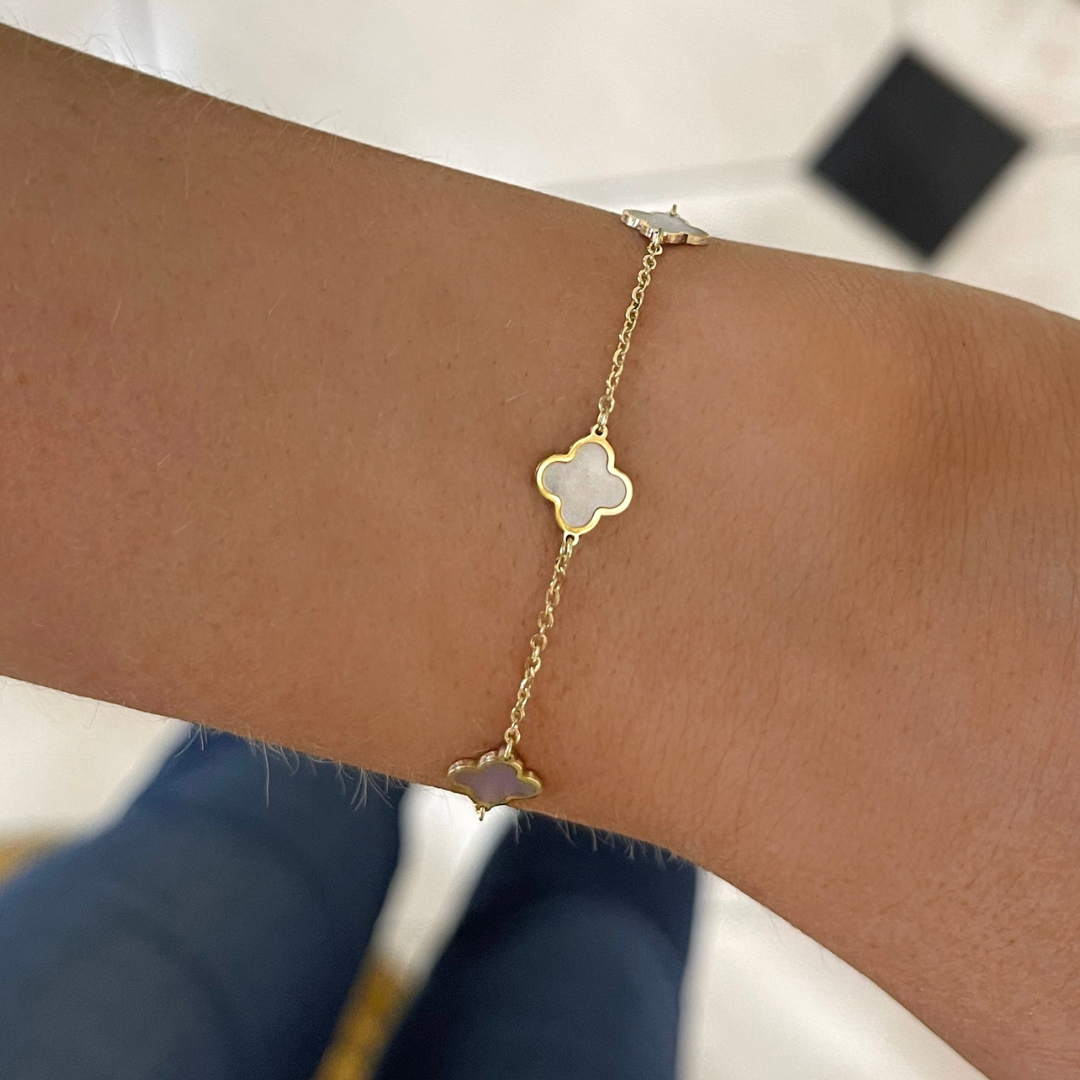 Gold plated chain bracelet with mother of pearl clover 
