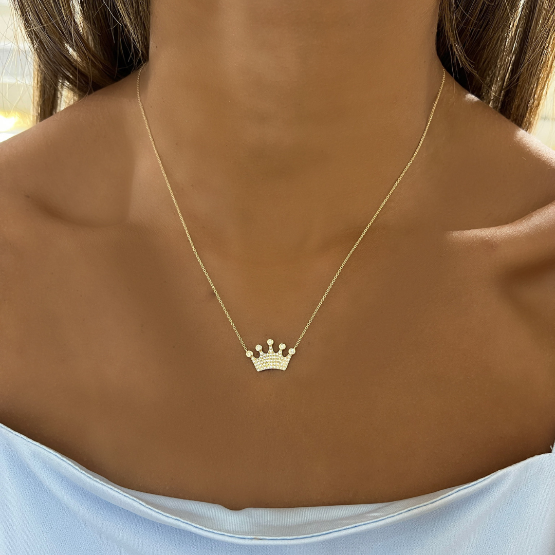 Gold crown 2025 necklace pendant